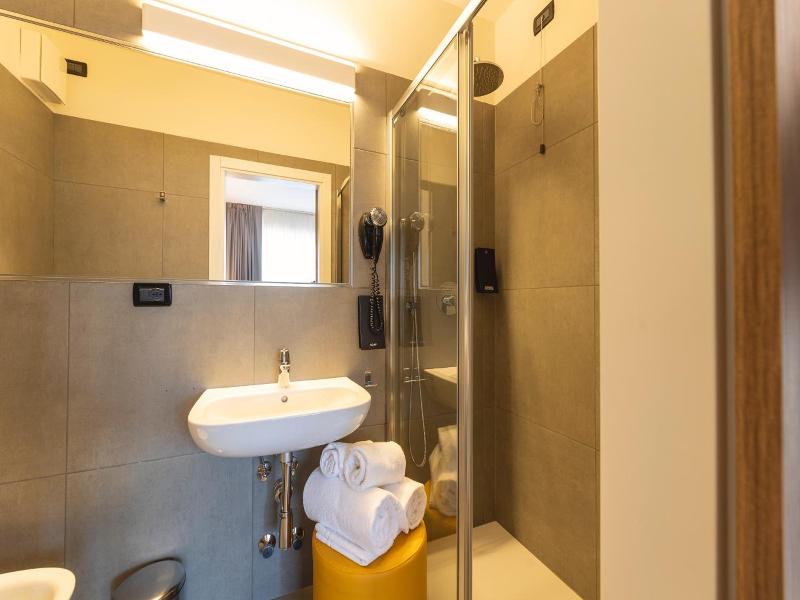 Hi Hotels image