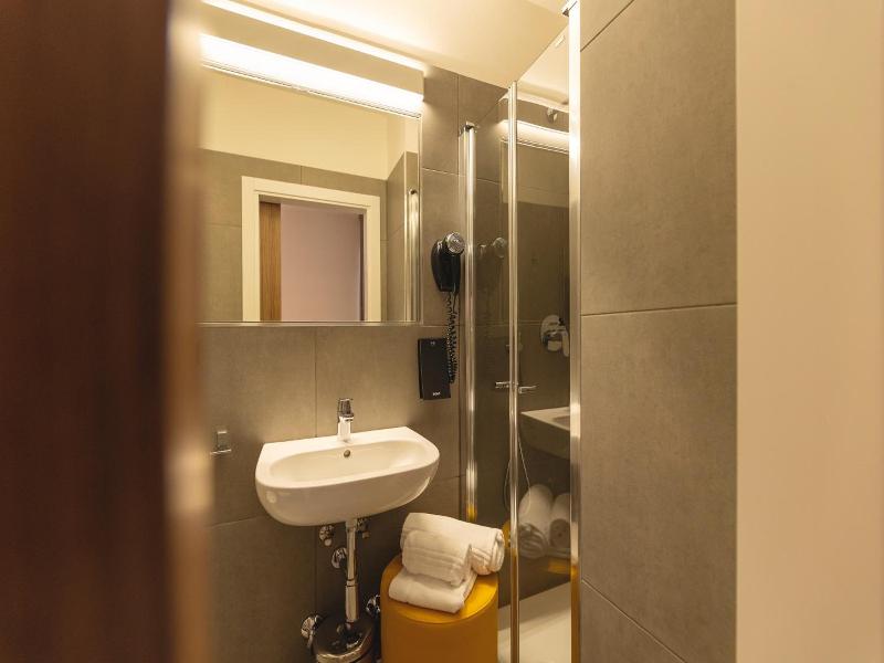 Hi Hotels image
