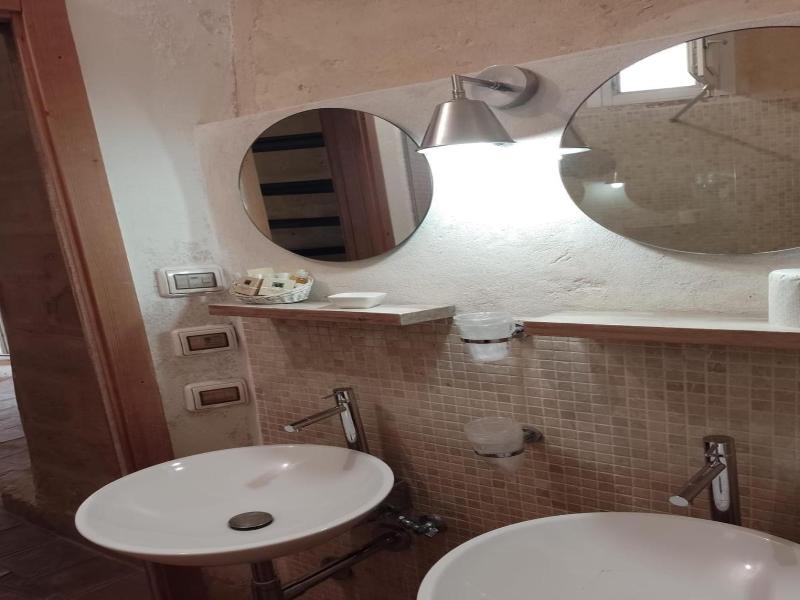 L Hotel In Pietra image