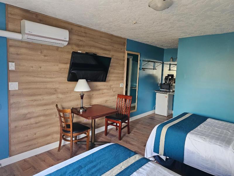 Harbour Light Motel image