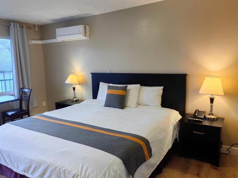 Harbour Light Motel image