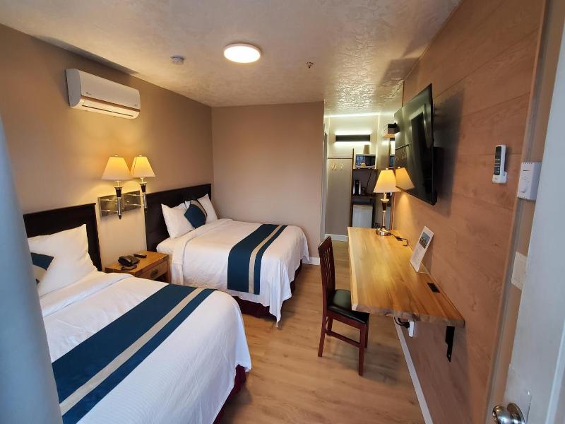 Harbour Light Motel image