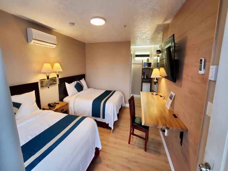 Harbour Light Motel image