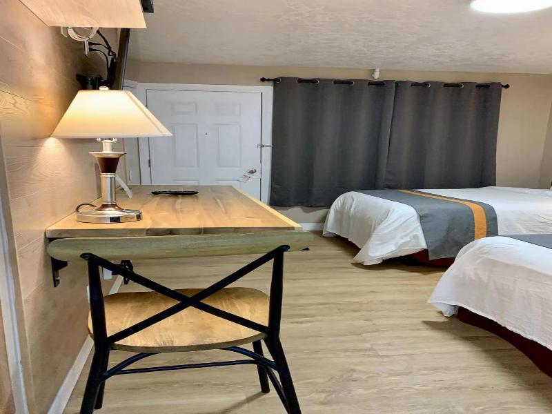 Harbour Light Motel image