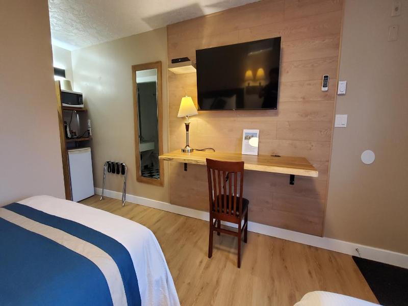 Harbour Light Motel image