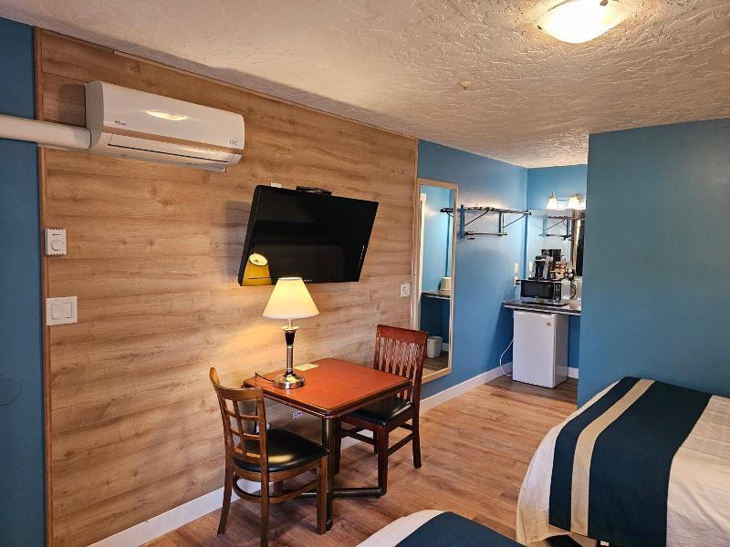 Harbour Light Motel image
