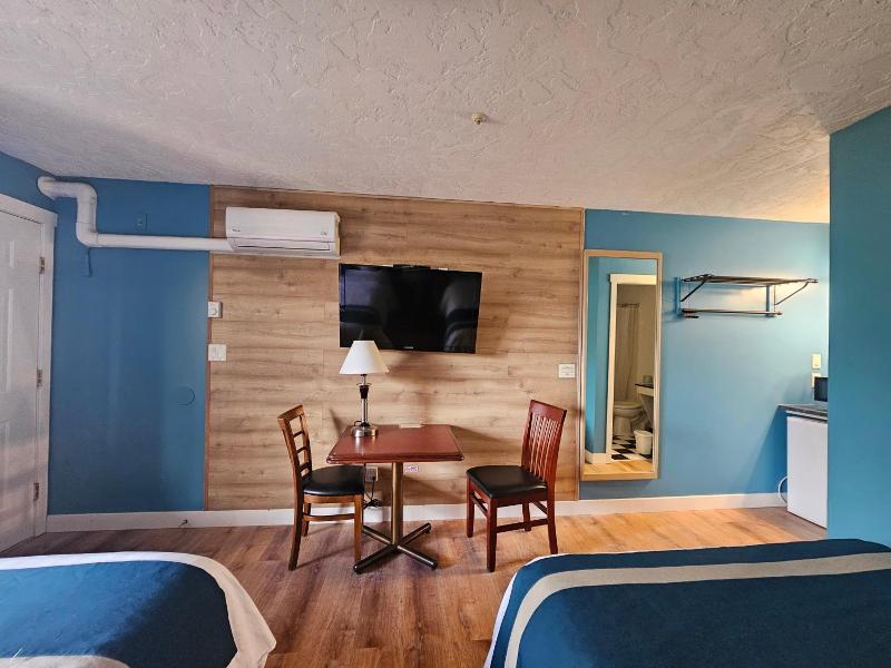 Harbour Light Motel image