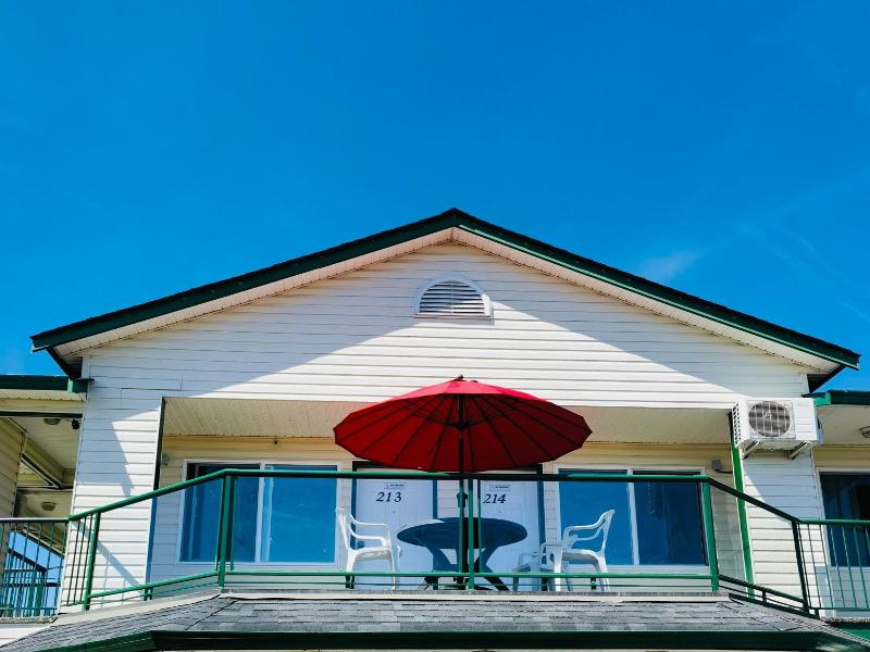Harbour Light Motel image