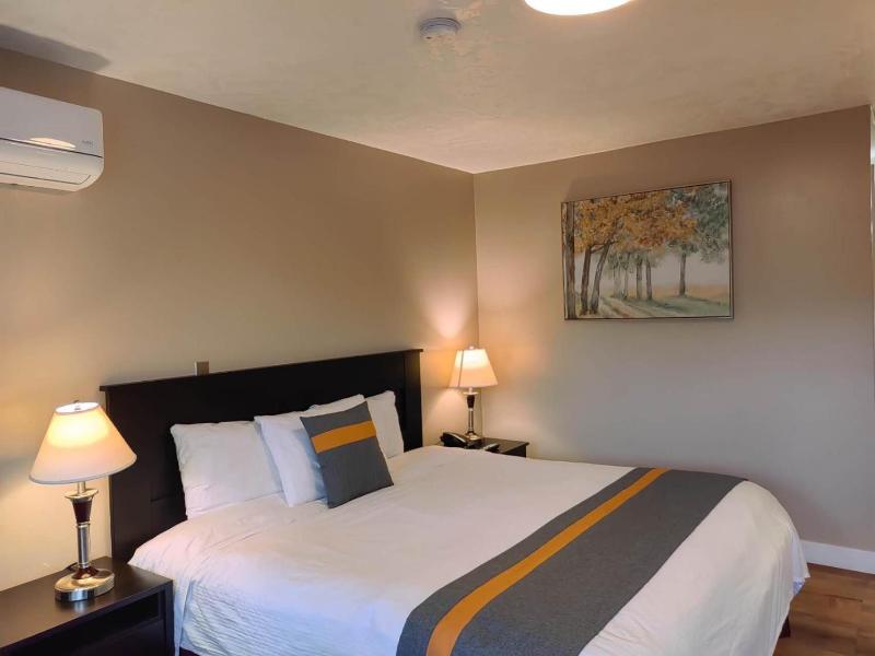 Harbour Light Motel image