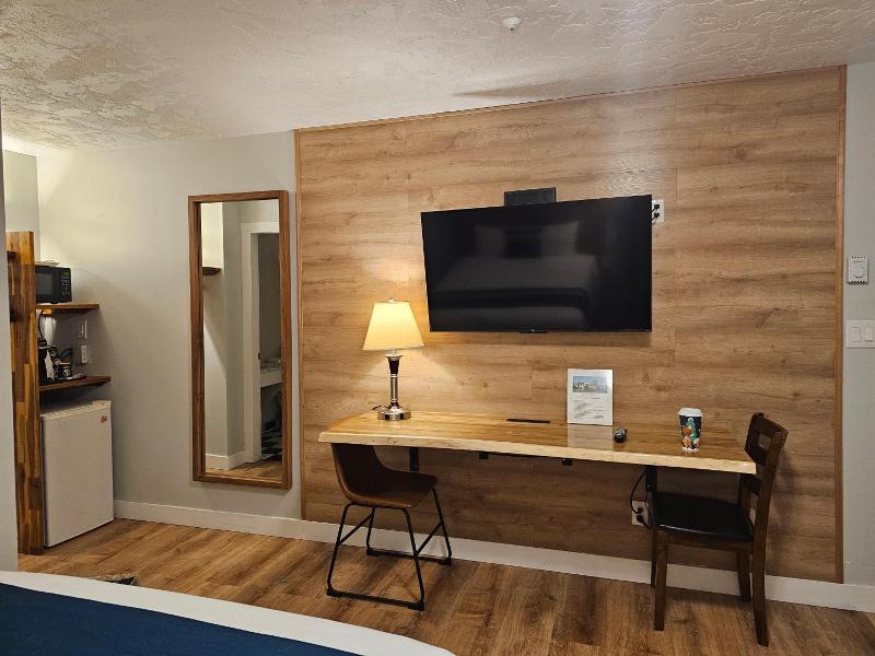 Harbour Light Motel image