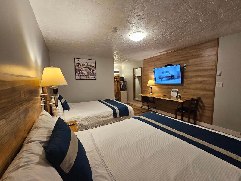 Harbour Light Motel image