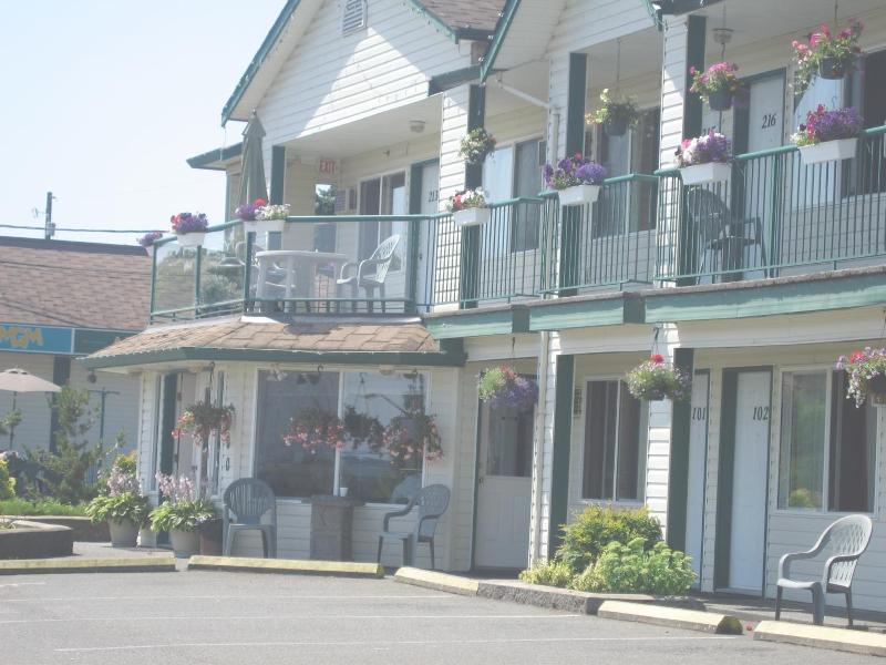 Harbour Light Motel image