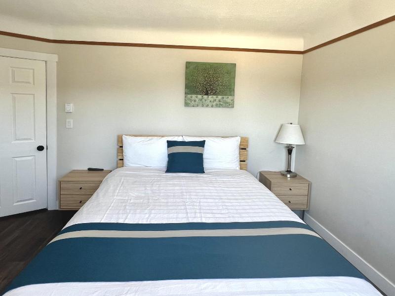 Harbour Light Motel image