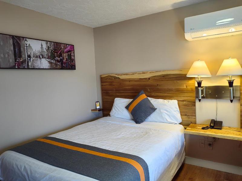 Harbour Light Motel image