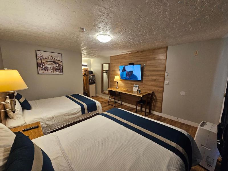 Harbour Light Motel image