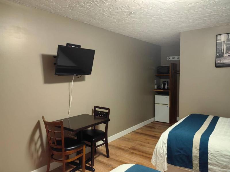Harbour Light Motel image
