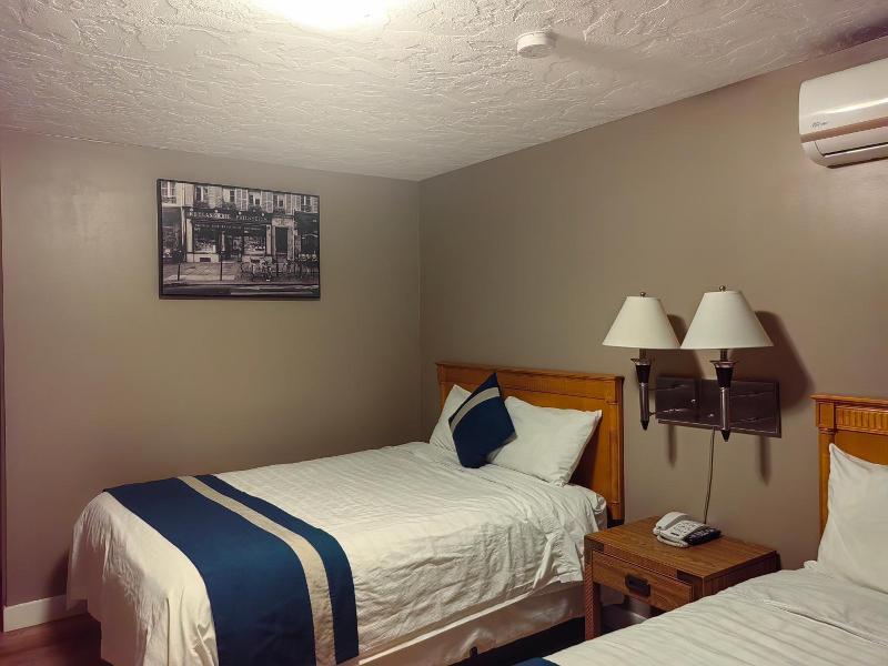 Harbour Light Motel image