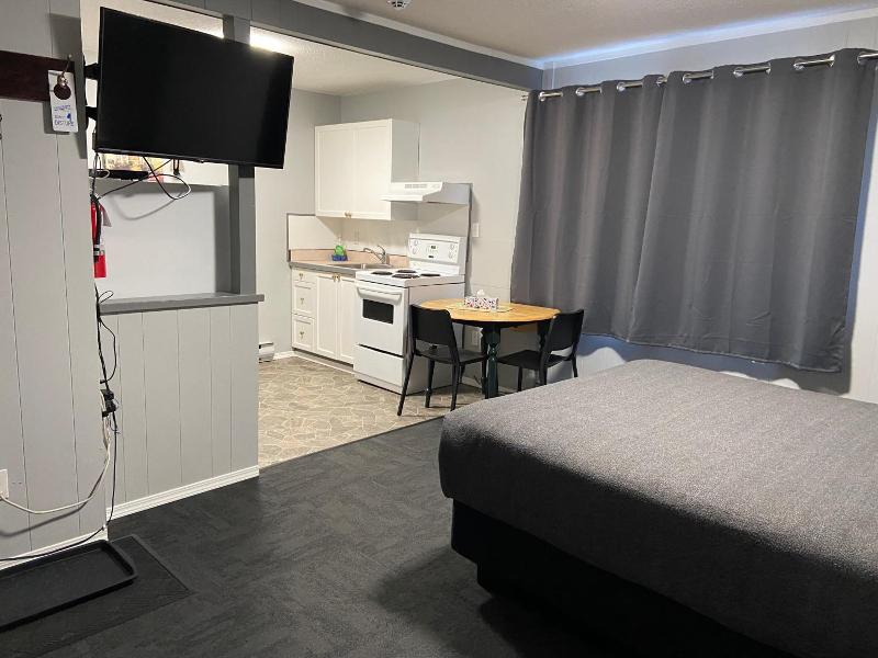 Monashee Lodge image