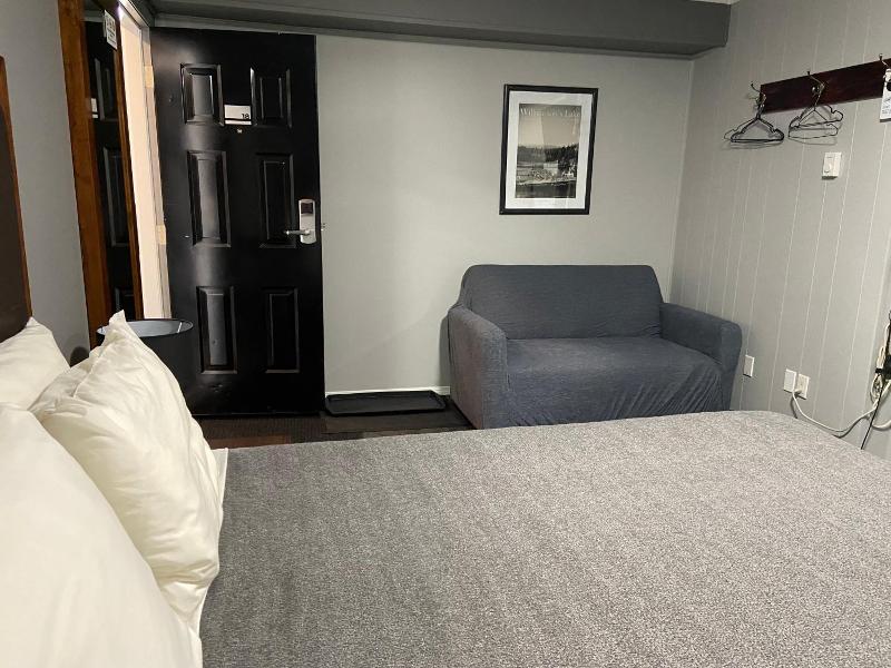 Monashee Lodge image