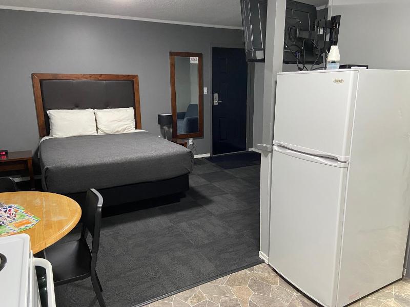Monashee Lodge image
