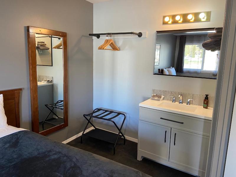 Monashee Lodge image