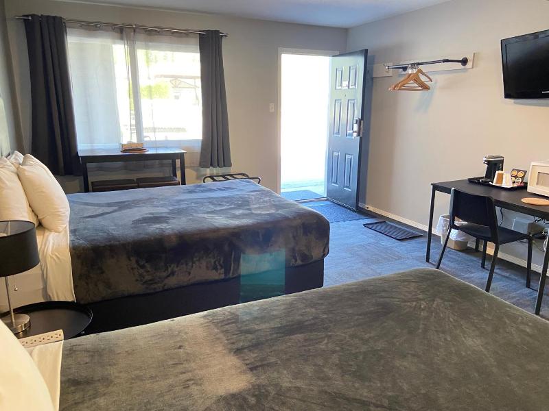 Monashee Lodge image
