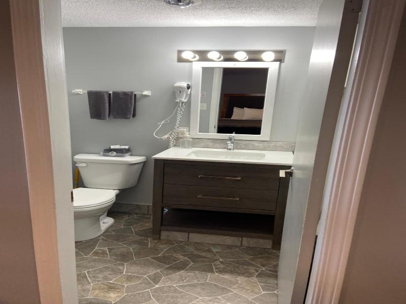 Monashee Lodge image
