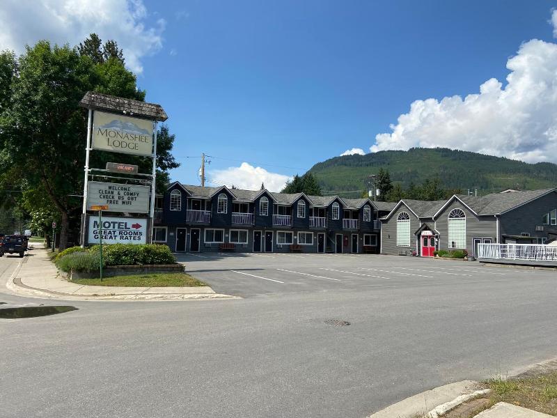 Monashee Lodge image