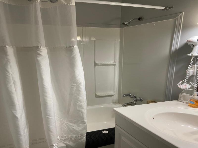 Monashee Lodge image