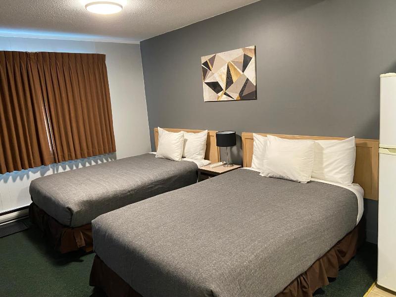 Monashee Lodge image