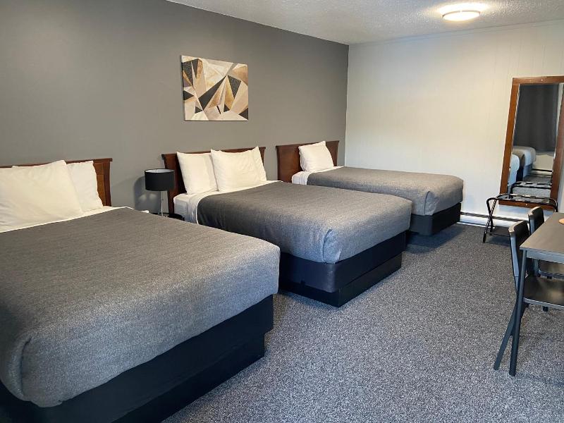 Monashee Lodge image
