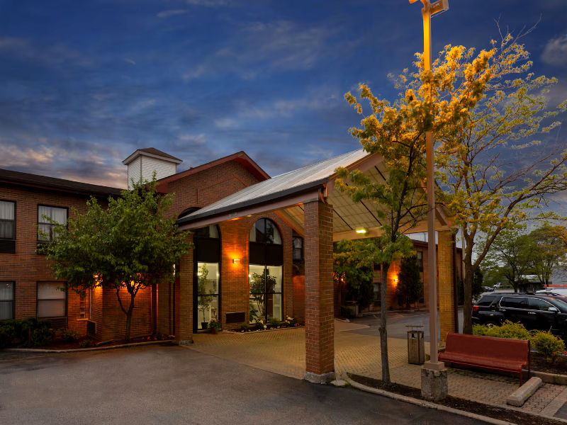 Howard Johnson By Wyndham Waukegan Great Lakes image