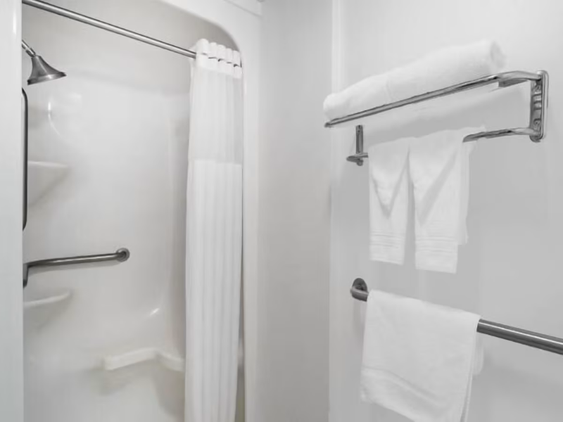 Howard Johnson By Wyndham Waukegan Great Lakes image