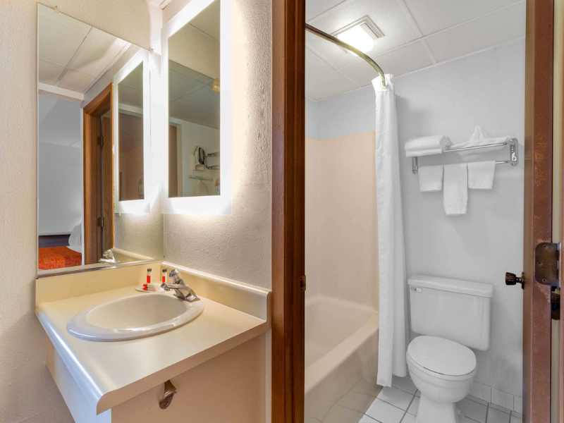 Howard Johnson By Wyndham Waukegan Great Lakes image