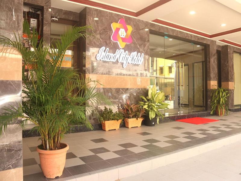 Capital O 90897 Island City Hotel image