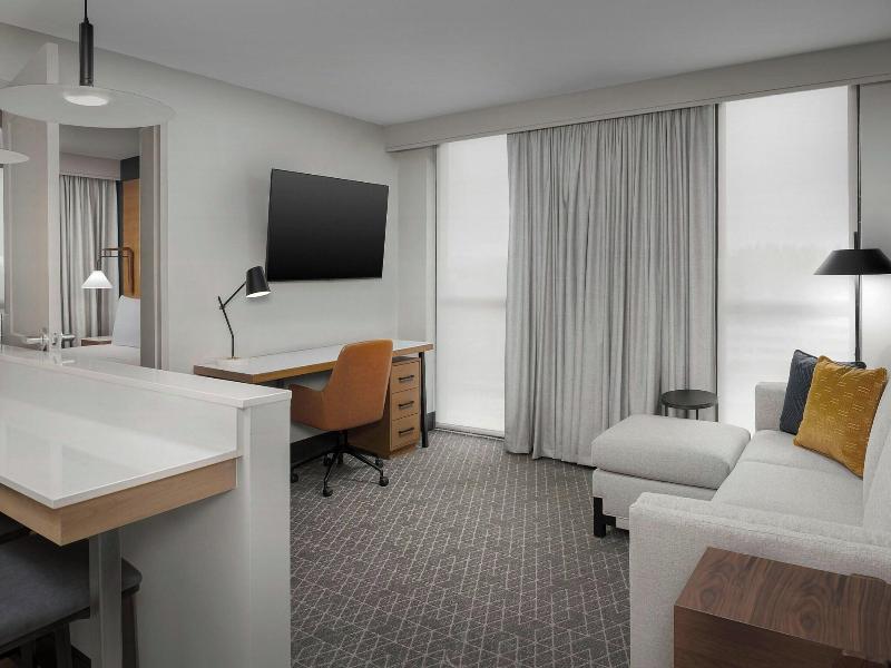 SUITE TWO QUEEN BEDS ONE BEDROOM — photo 11