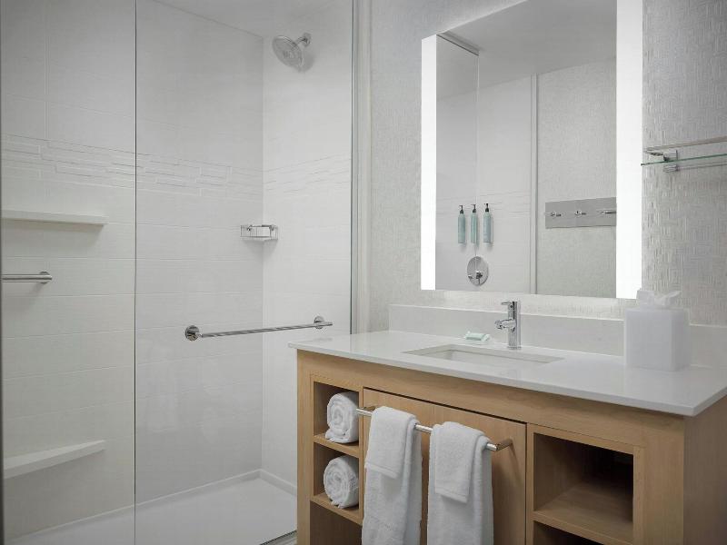 SUITE TWO QUEEN BEDS ONE BEDROOM — photo 15