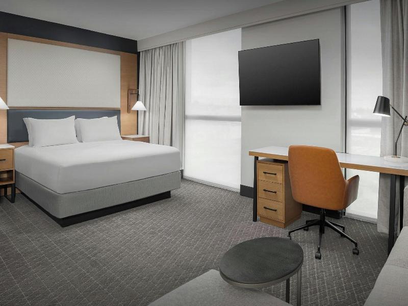 STUDIO KING SIZE BED
