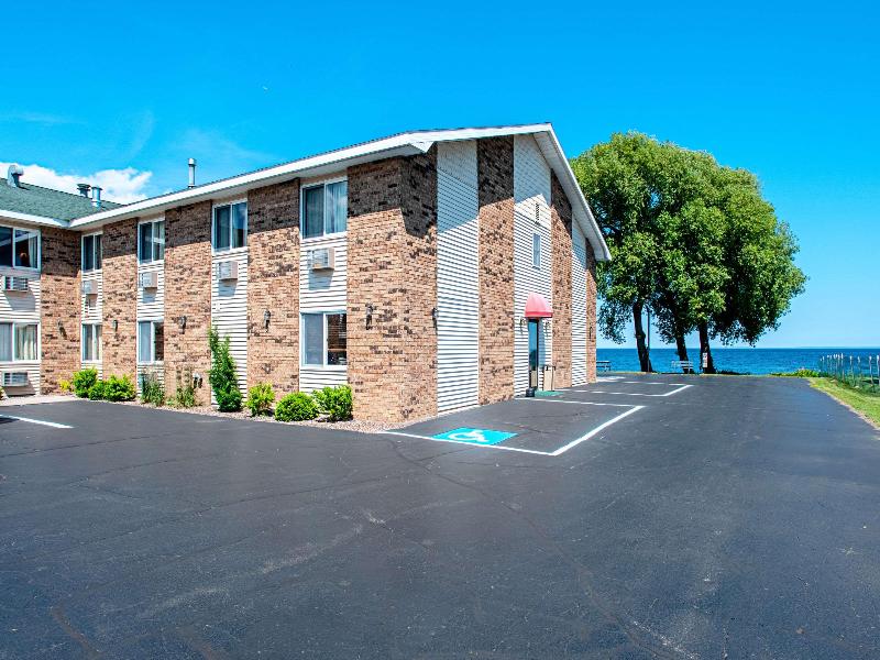 Econo Lodge On the Bay image
