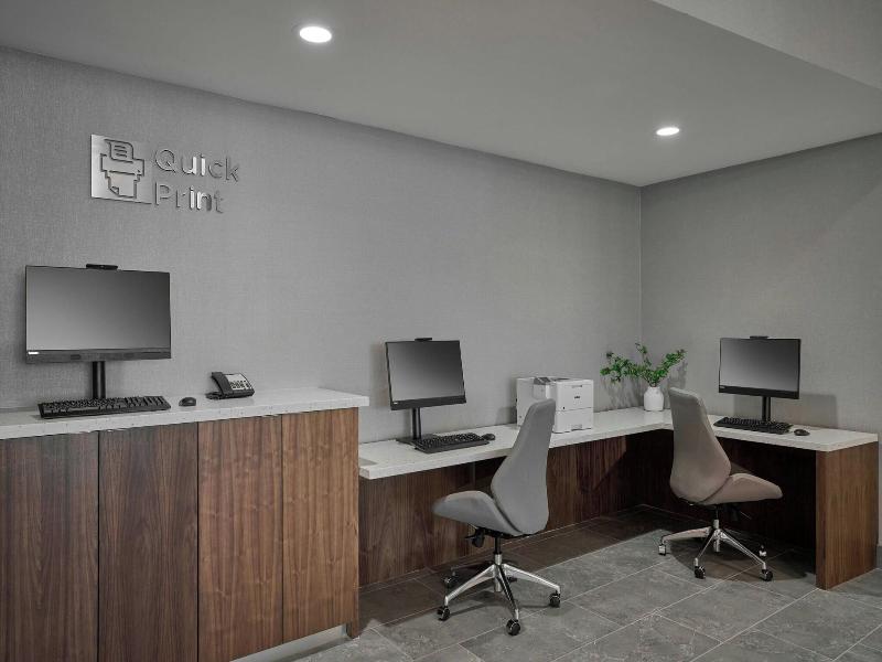 Courtyard By Marriott Madison