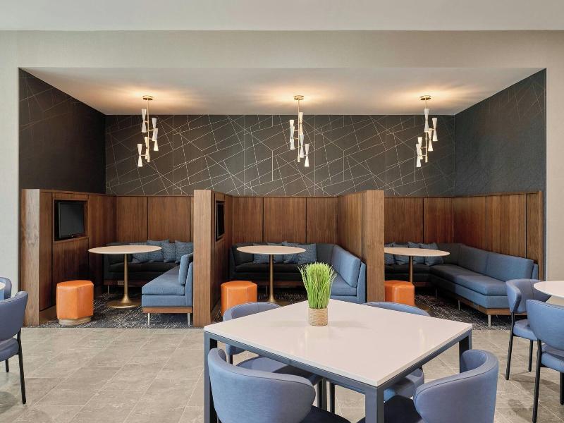 Courtyard By Marriott Madison