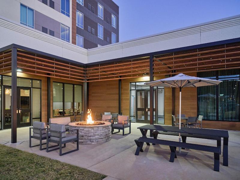 Courtyard By Marriott Madison
