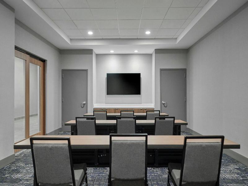 Courtyard By Marriott Madison