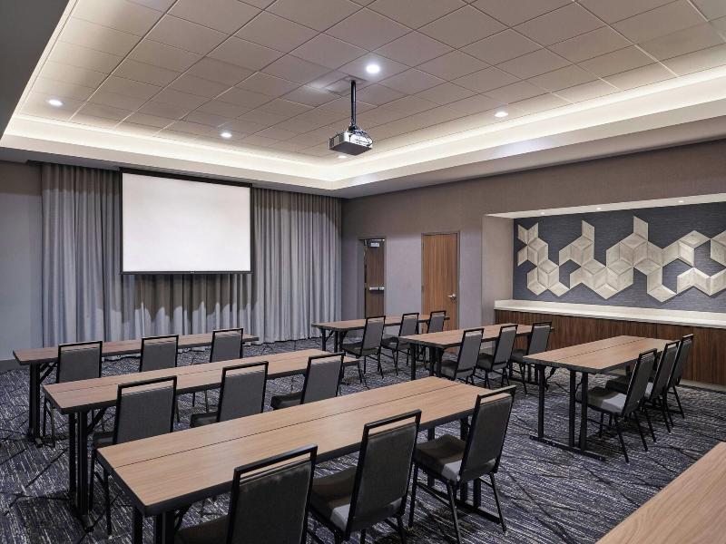 Courtyard By Marriott Madison