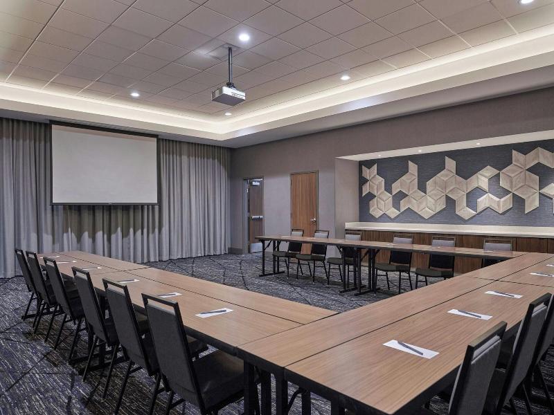 Courtyard By Marriott Madison