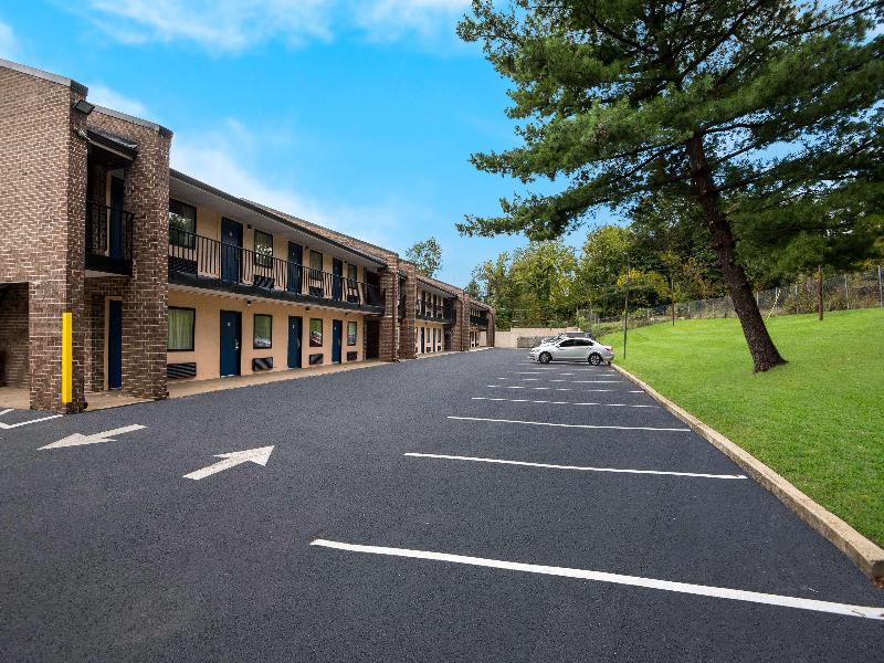 Econo Lodge Laurel Racetrack image