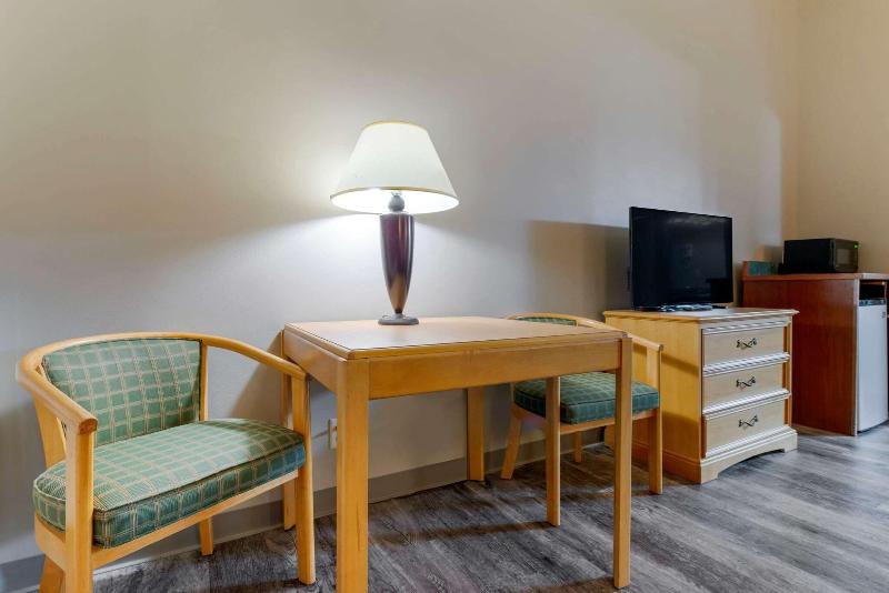 Econo Lodge Lakeside image