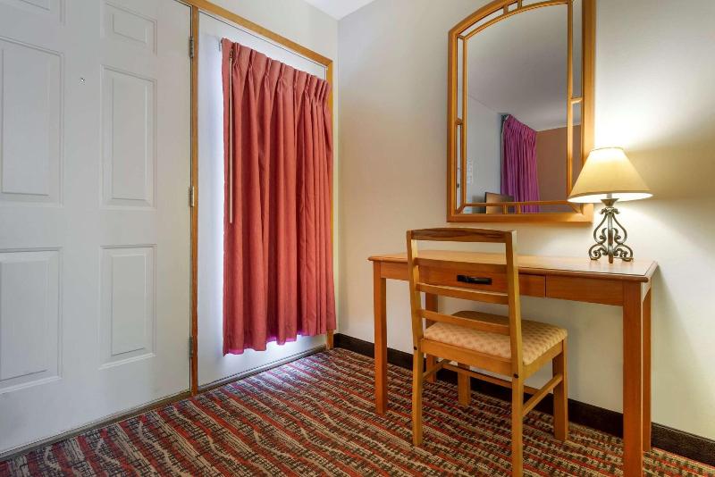 Econo Lodge Lakeside image