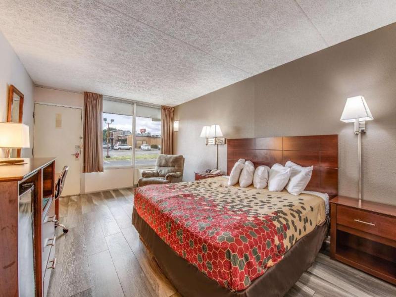 Econo Lodge Inn&Suites Des Moines Fairgrounds Area image