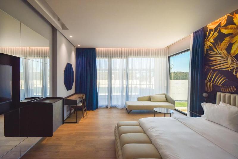 Flamingo Beach Hotel & Spa
